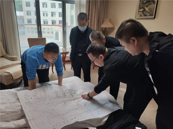 山東科技大學(xué)實(shí)用礦山壓力研究中心主任石永奎教授、郝建博士應(yīng)邀赴龍煤雙鴨山礦業(yè)集團(tuán)進(jìn)行技術(shù)交流
