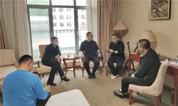 山東科技大學(xué)實(shí)用礦山壓力研究中心主任石永奎教授、郝建博士應(yīng)邀赴龍煤雙鴨山礦業(yè)集團(tuán)進(jìn)行技術(shù)交流